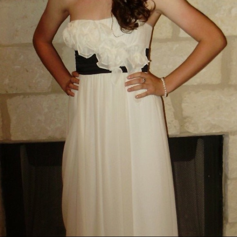 White BCBGMaxAzria Prom dress size 4